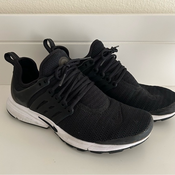 Nike Shoes (8) - Picture 1 of 5
